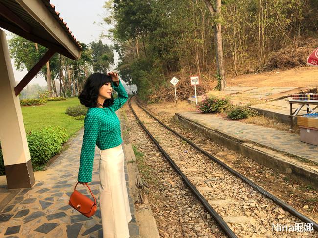 杨采钰|米雪庆66岁晒照庆生，老戏骨穿T恤扎马尾逆生长，男友人贴脸送玫瑰祝福