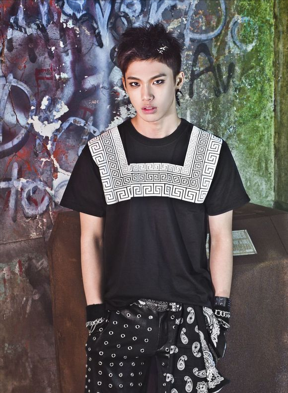 男团|24岁韩偶像两次出道失败，曾为养队友四处兼职，回忆过往心酸落泪