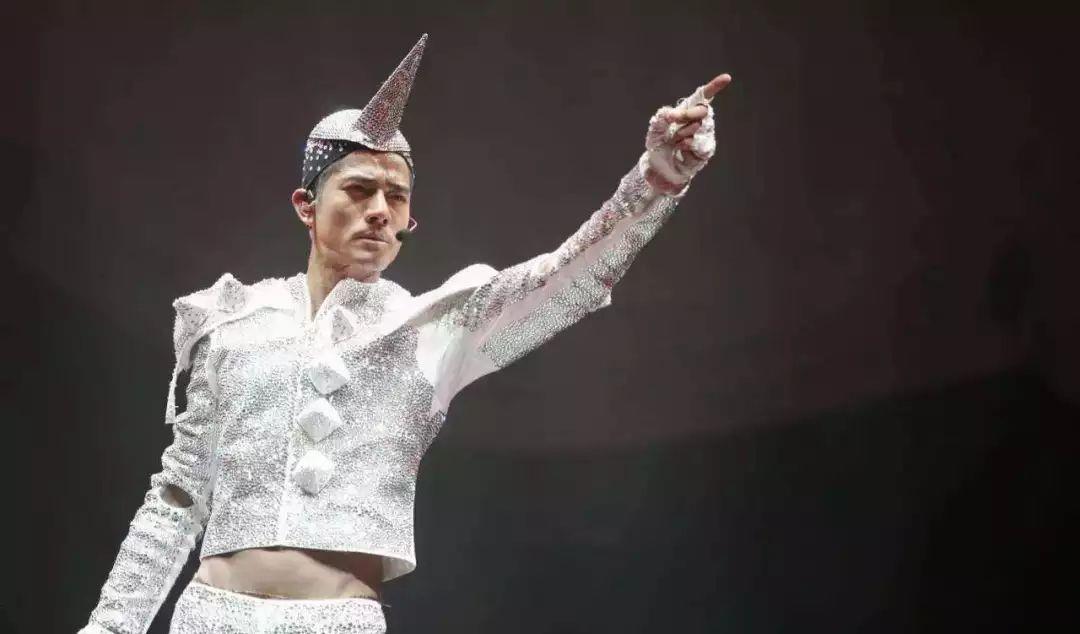 郭富城|郭富城在澳洲开演唱会，模特塞给他一张卡片，赴约后霸气应对