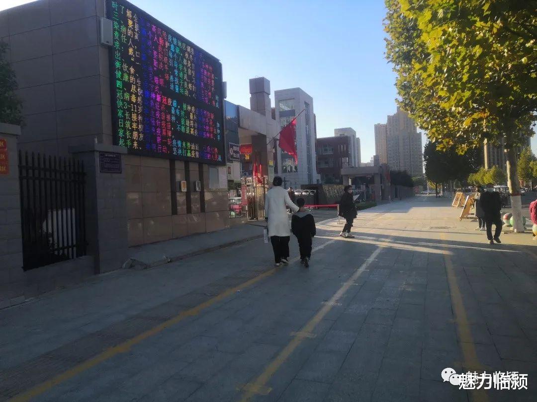 临颍:两美女在上班路上,发现一小男孩在寒风中坐在路边抹眼泪