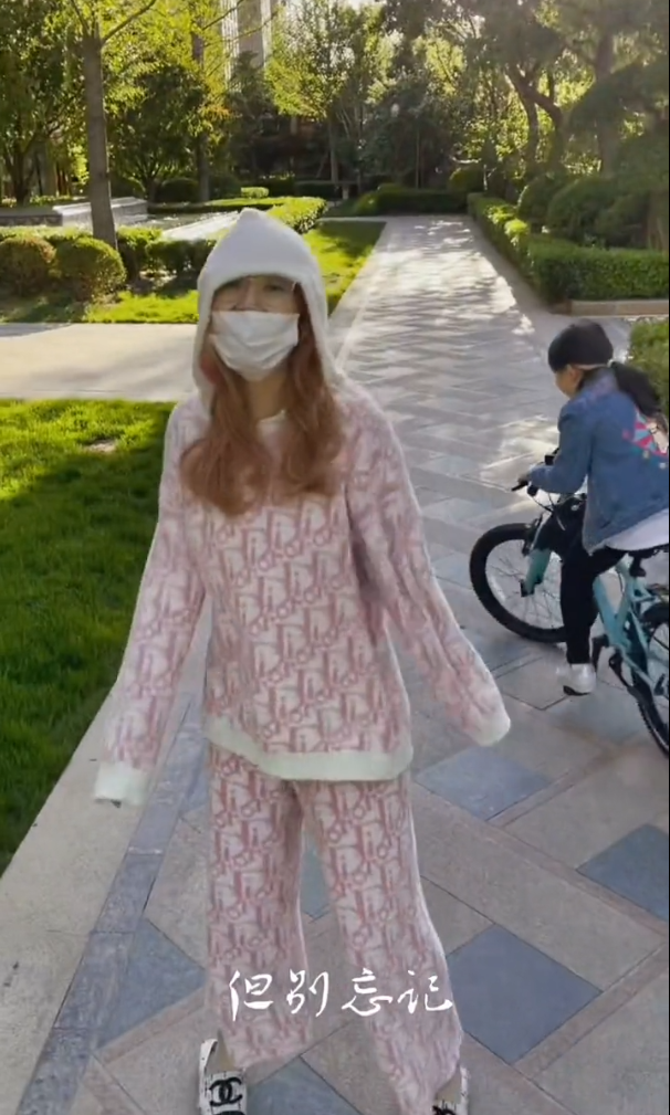 白毛女|王宝强9岁女儿罕露面，瘦许多身高直追妈妈，和马蓉玩耍互动有爱