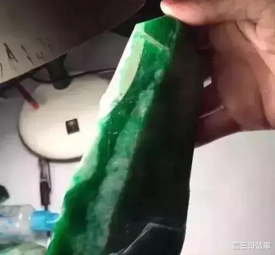 翡翠|底价47万的翡翠原石多次公盘无人问津，一刀切下暴涨千万！