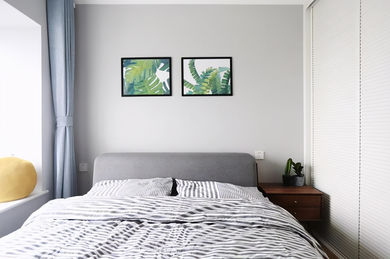 极简风的新房入住，入户就被开放式的设计迷住，整体大气又温馨