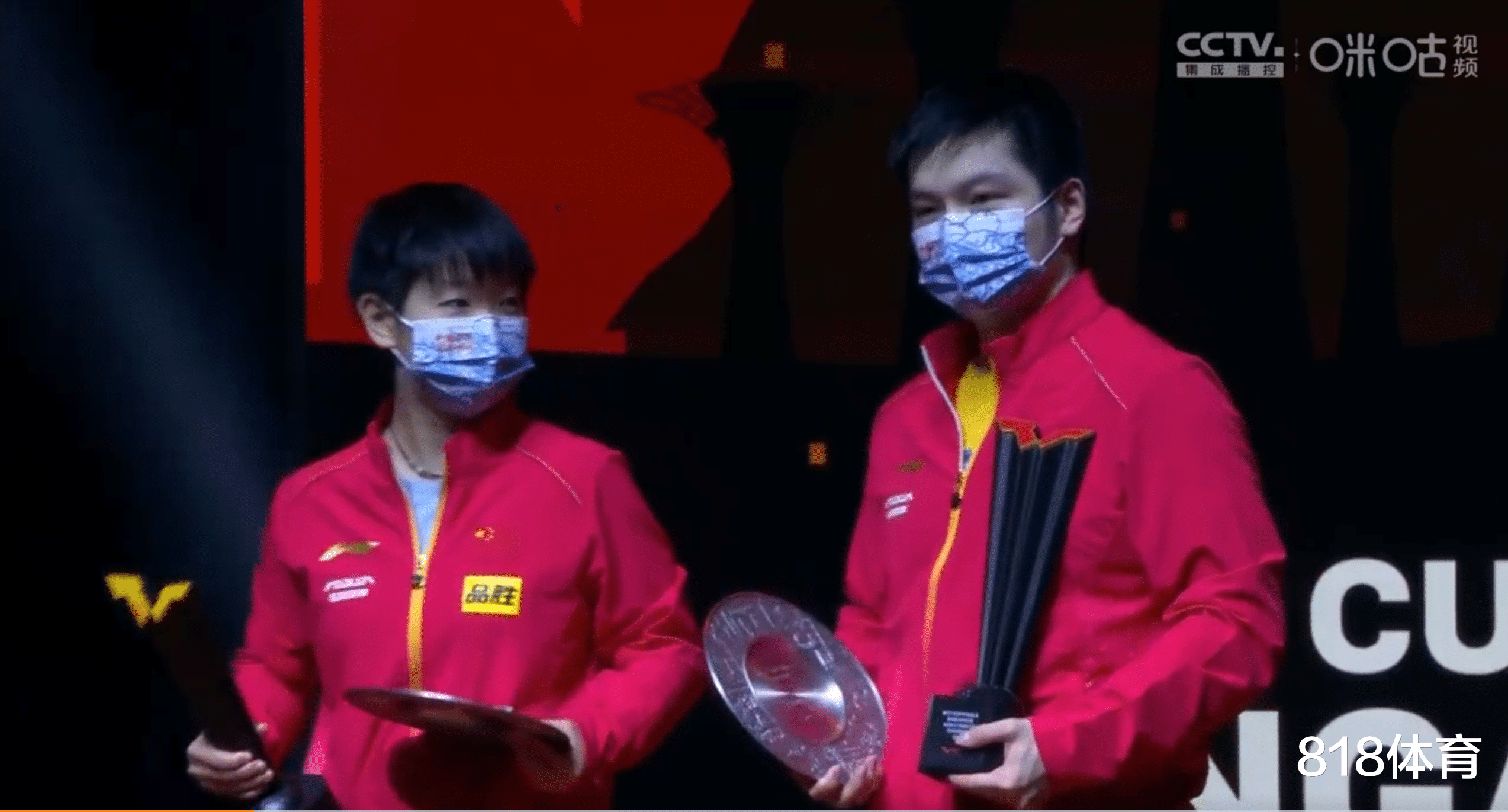 樊振东|笑不活了! 樊振东颁奖被礼炮响吓一跳, 缩脖子闭眼, 一旁孙颖莎云淡风轻