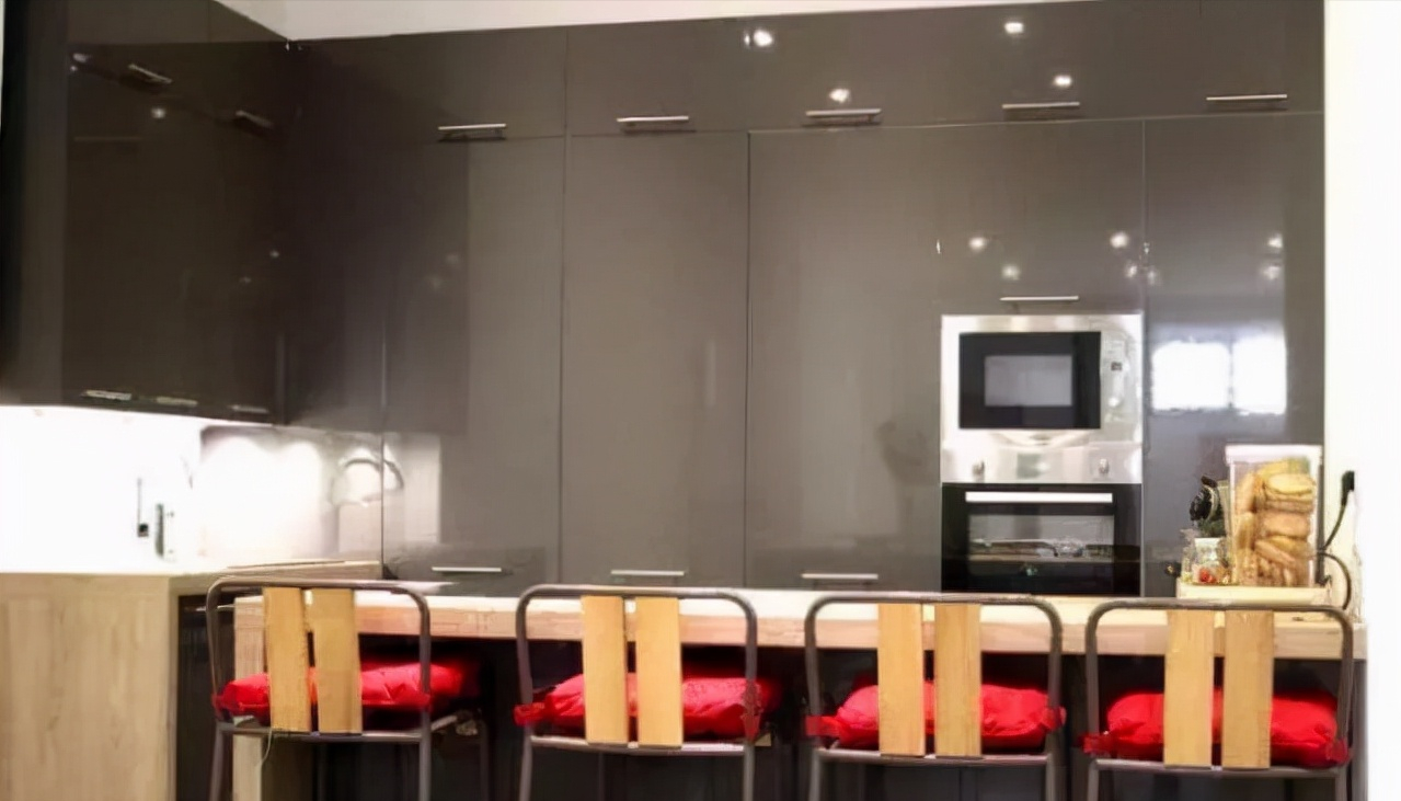 去朋友家做客,一进门就被客厅唬到了,厨房更是头一次见!