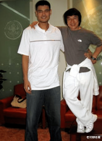 姚明|无论你的偶像是谁 都别跟姚明合影！男神在他身边变路人