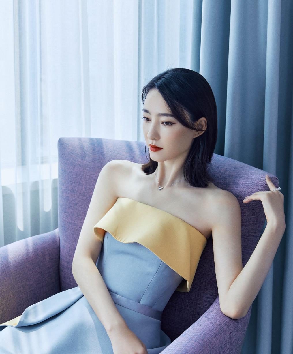清娱吧|王丽坤好潮，白色T恤配超短裙，清爽时尚显年轻