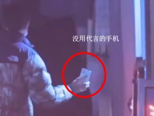 王俊凯|王俊凯扫码外出，用的手机晒新网友三观：差点以为他不到21岁