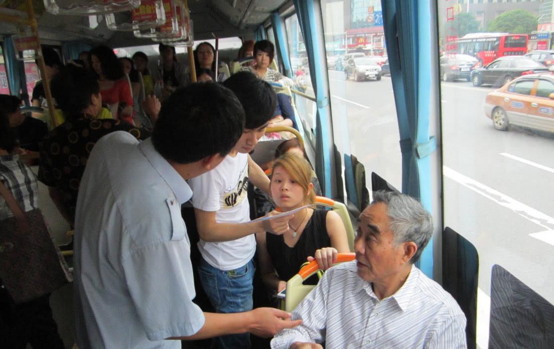 社会观察猪 65岁以上老人免费乘车“权益”被取消?老人却拍手叫好
