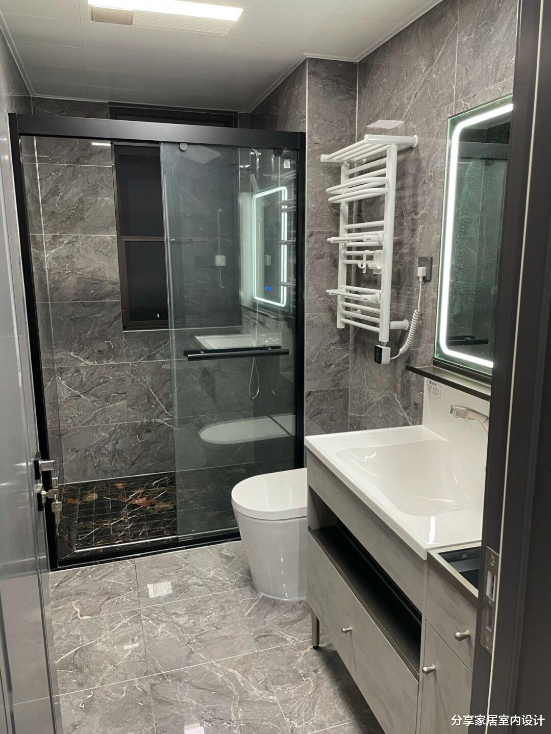 |她家现代简约风格,吊顶贴金属线条,设计悬空电视墙美观又大气!