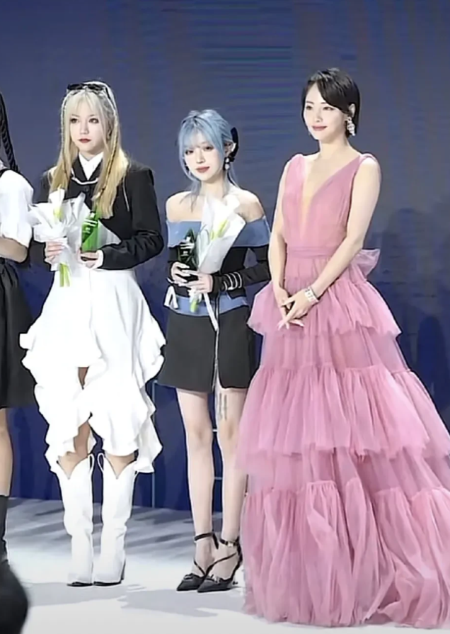 明星|网红和明星一起出席活动，网红群魔乱舞，将明星衬托的更美了