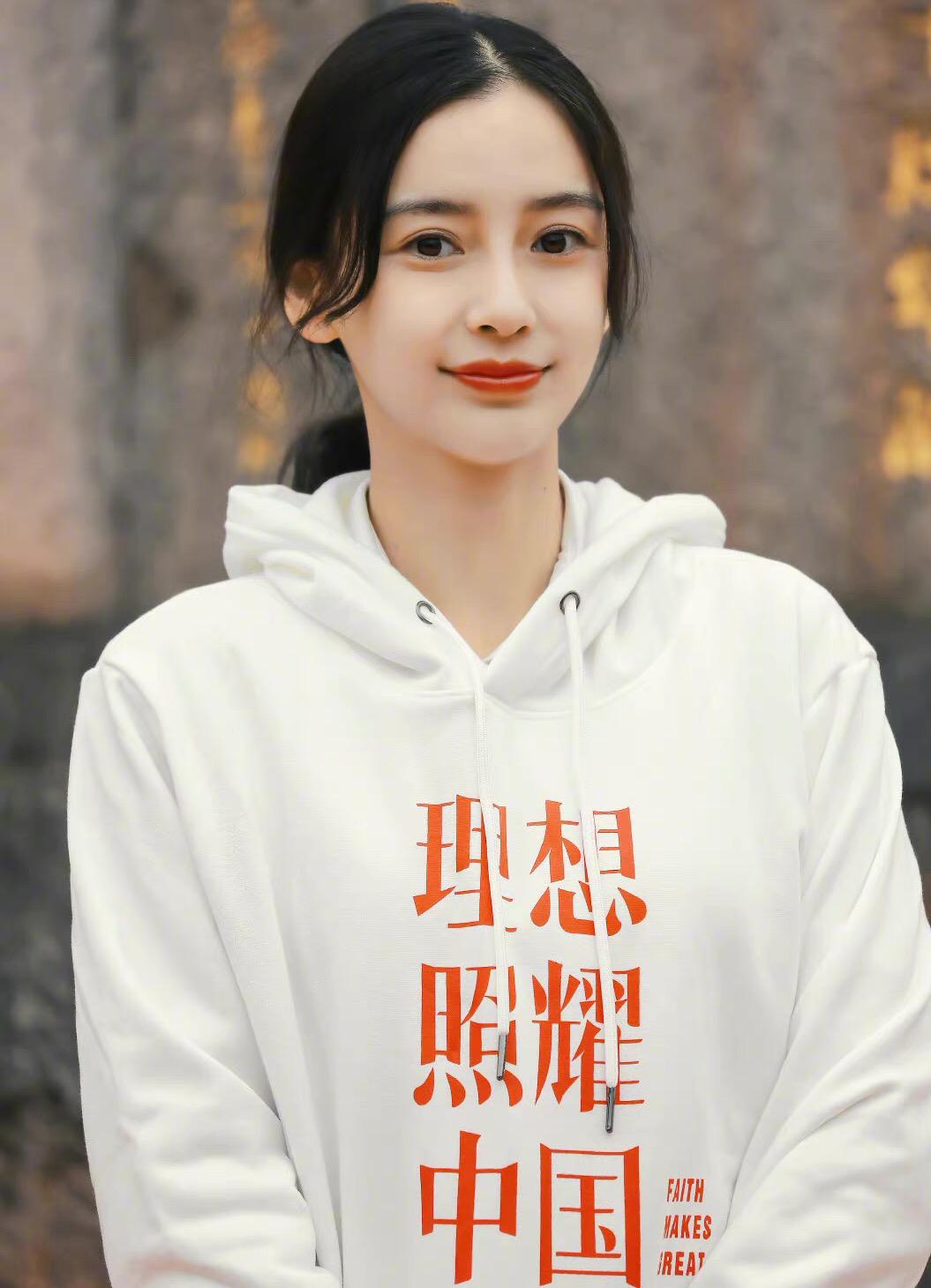 Angelababy|Angelababy好清纯，八字刘海低马尾时尚减龄， 休闲卫衣气质出众
