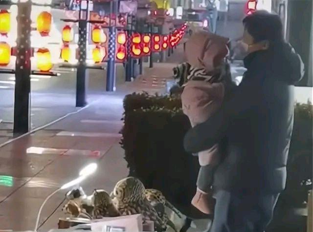 小松社会趣闻 辽宁大连：男子带娃摆夜摊，一晚上无人光顾，父女相拥在一起