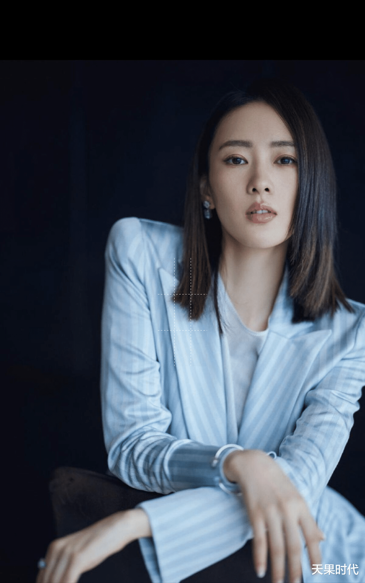 穿衣搭配|讲真的，童瑶的条纹西装穿搭很值得职场女人借鉴，高级且优雅