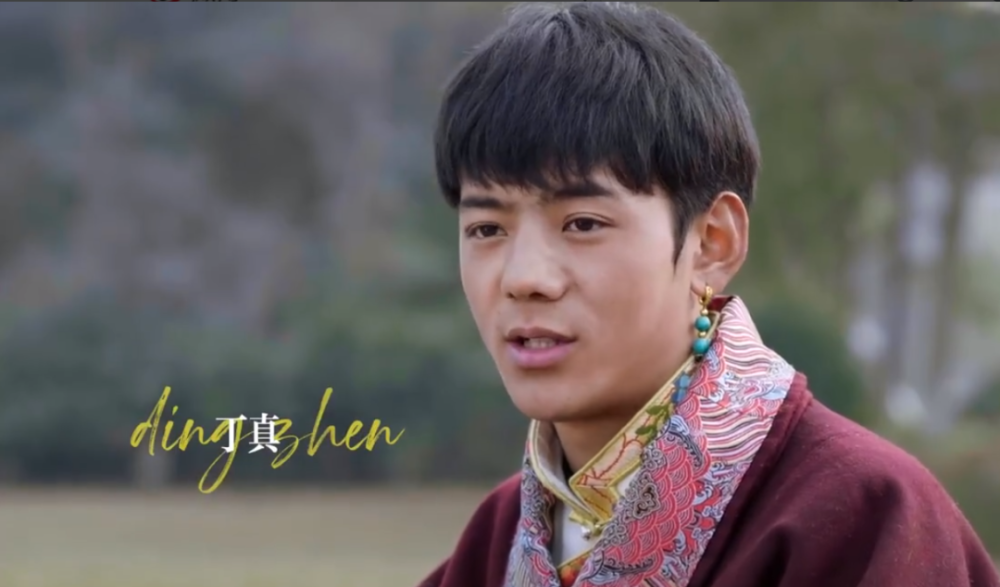 |丁真清纯颜值大翻车，眼神浑浊暗淡无光，身材发福似路人