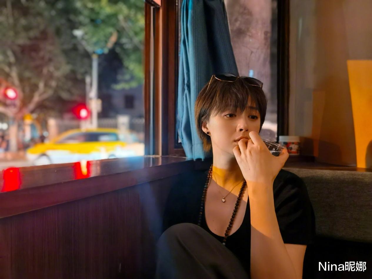 Nina昵娜|蒋欣骨架大太吃亏！穿卡通T恤肩宽背厚，身材比男乘务员还大一号