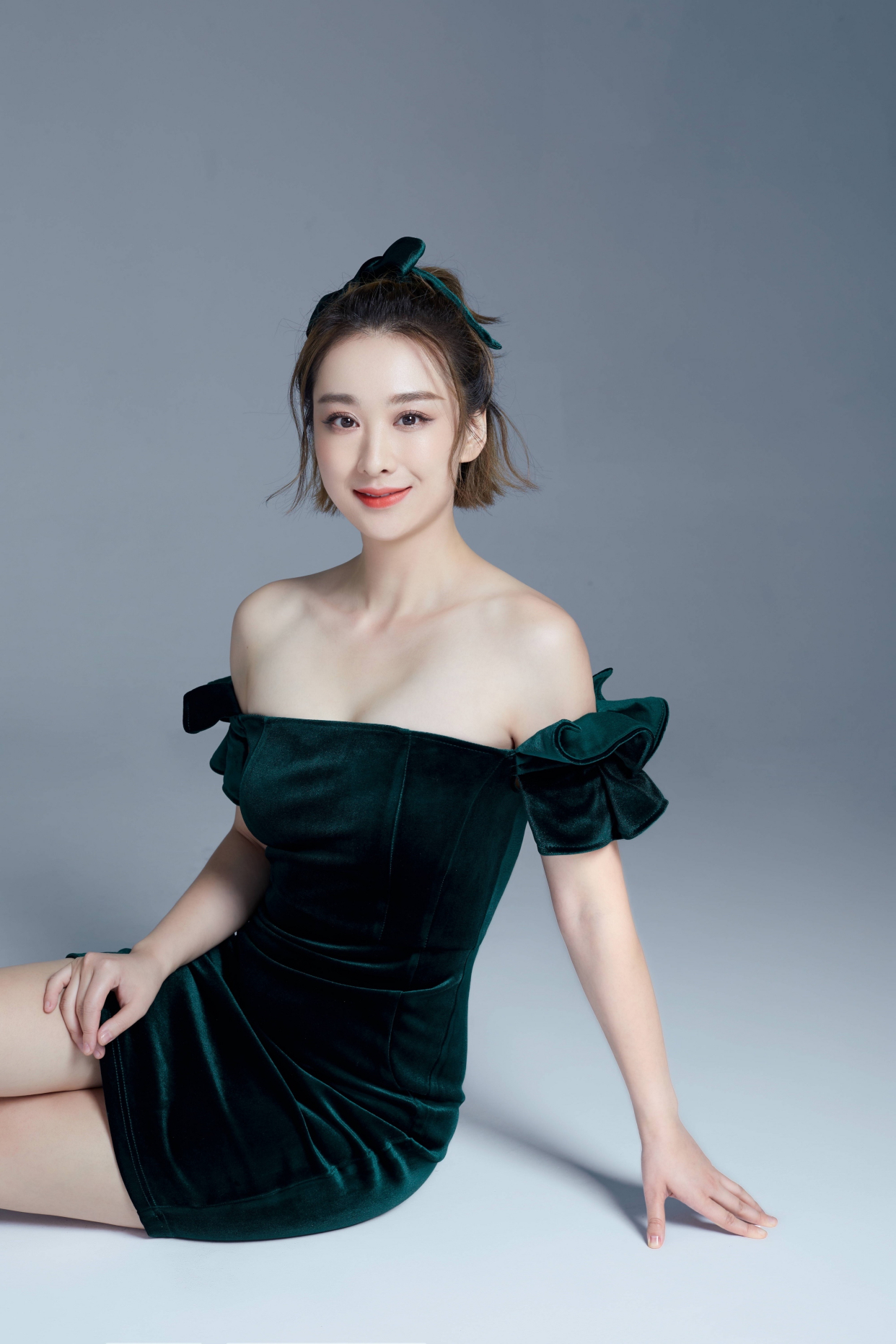 哚乐Like时尚|穆婷婷身材原来这么好，穿丝绒抹胸裙甜美娇俏，凹出“花瓶”曲线