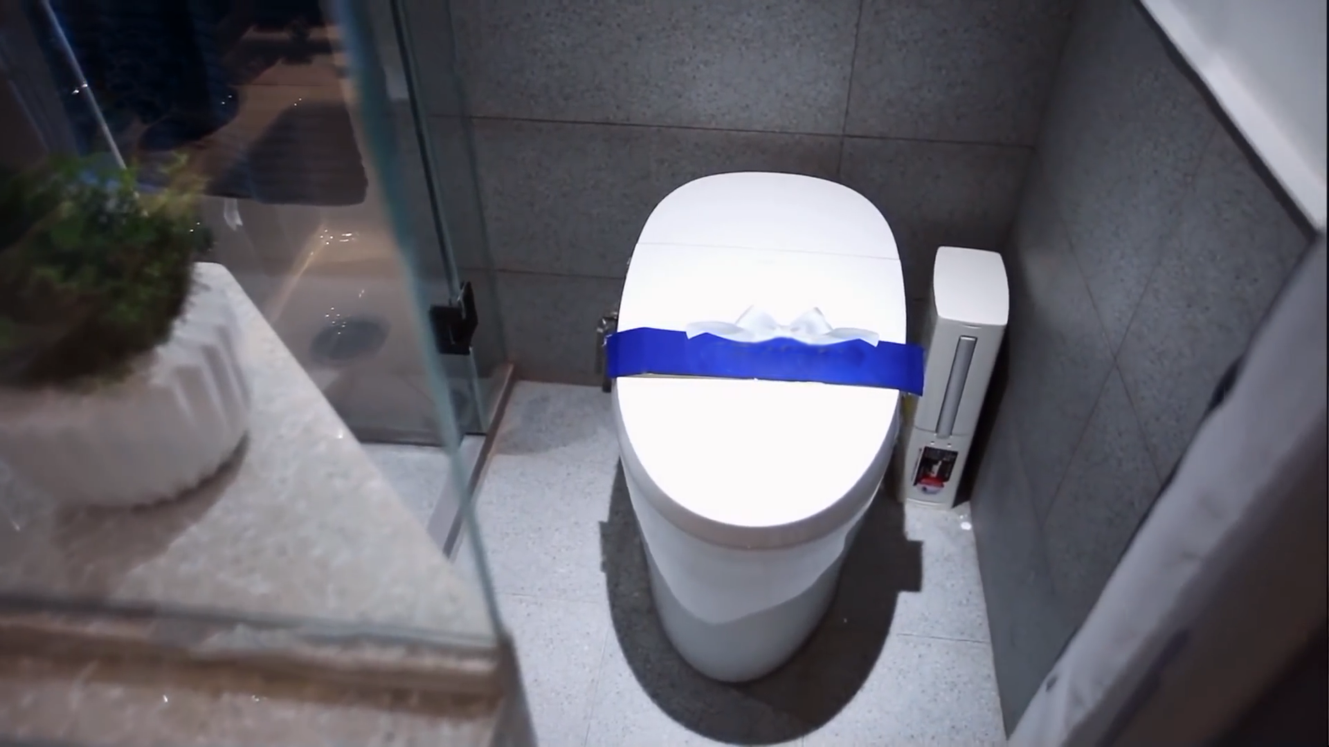 11㎡蜗居做婚房，因床太小，情侣无法玩翻身抱，未婚妻气到想悔婚