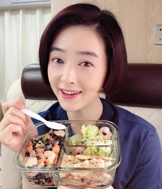 赵露思|赵露思为拍新剧减重20斤，完美A4腰，圆脸蛋变V字脸