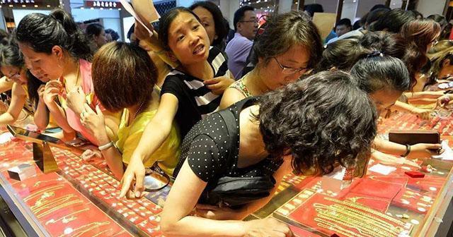 中国大妈 黄金又“卖爆”了?中国大妈拿出上百万投资,这次直接买到断货?