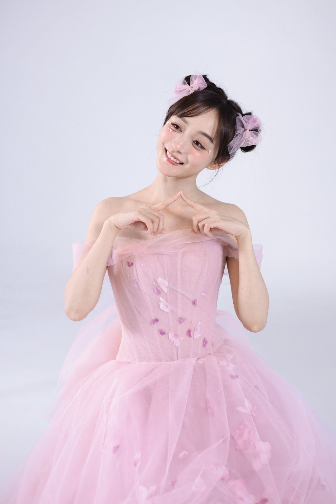 李宗盛|34岁何泓姗自带萌妹脸！穿婚纱与鲁班七号冒险，电竞女孩也疯狂