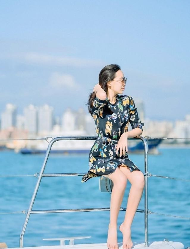 Lady变美日记|赵文卓大女儿穿短裤秀“筷子腿”，个头也高，14岁就快追上爸爸了