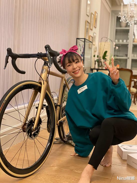 Nina昵娜 张静初终于高调，穿卫衣紧身裤在机场秀身材，头戴万圣节女巫帽抢镜