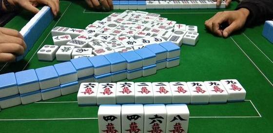癌症丈夫时日不多,老婆却整日打牌玩乐,丈夫转身卖掉店铺治病