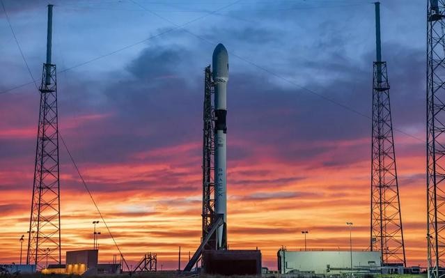 发射宇航员一天后，SpaceX将在今天发射Starlink任务，8手火箭
