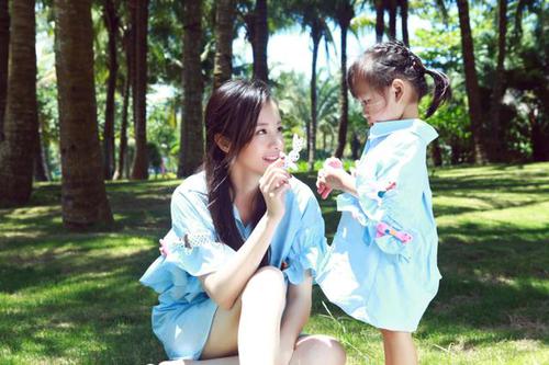 舜网 “无臂妈妈”坚持用双脚养育女儿，吃饭的画面让人泪目：母爱太伟大