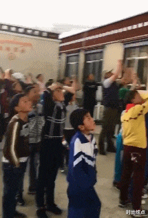 时尚炫点 “我哥给了我瓶这个，很贵吗？喝完以后怎么全身刺挠？”