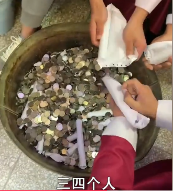 会玩!男子结婚朋友随“重”礼,9999枚硬币,存2家银行数7个小时