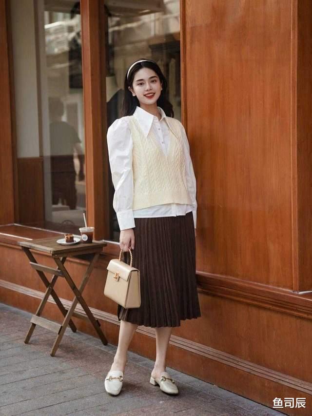 鱼司辰|秋季的叠穿技巧，我想很多人都搞错了，你看看时尚博主都爱这样穿