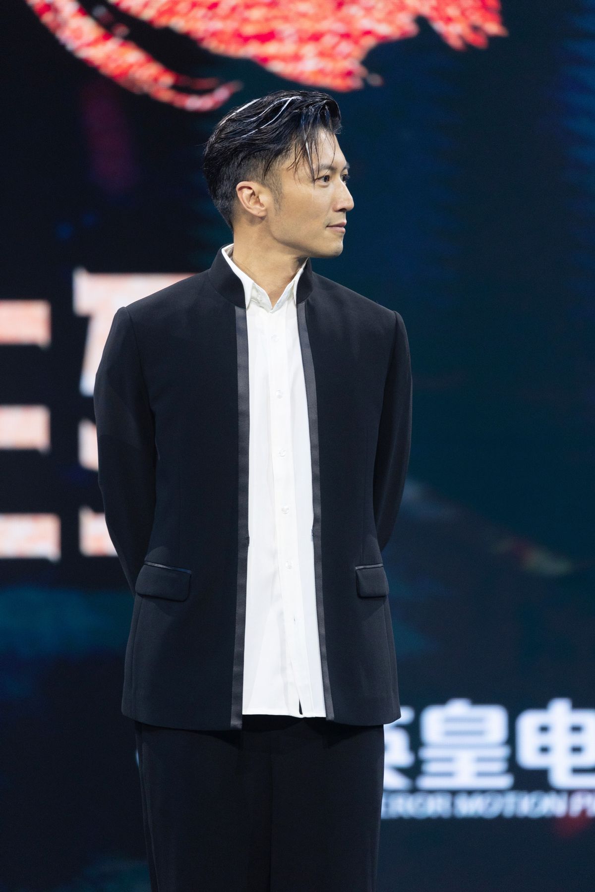 男士穿衣搭配杂志 41岁的谢霆锋真适合穿西装，造型优雅又帅气，这样状态真的很出众