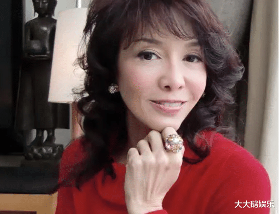 郑裕玲|郑裕玲不结婚不生子，包养男友16年，63岁除了钱一无所有