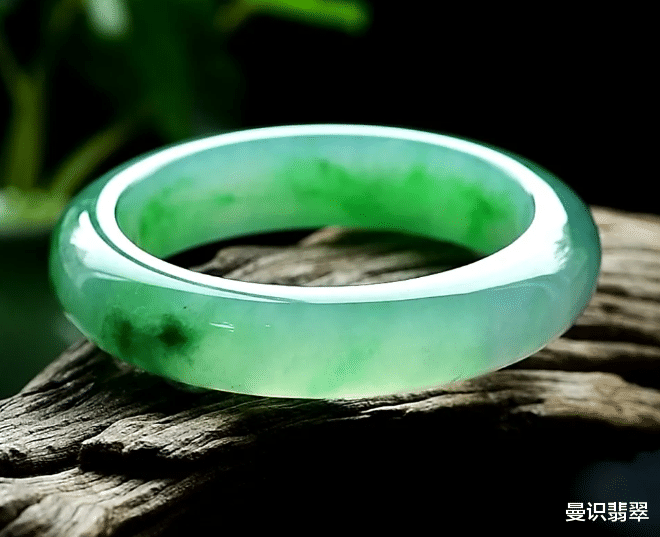 翡翠手镯|这四种女性并不适合佩戴翡翠手镯，看看你中招没有！