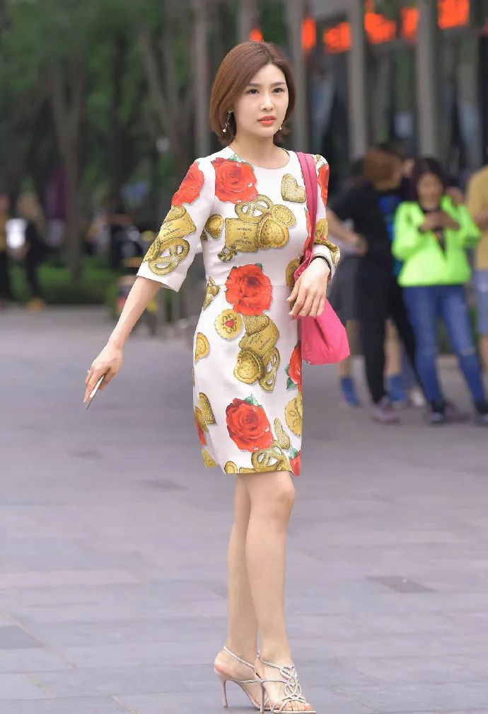 时尚穿搭女装|街拍：穿花裙的时尚女生，散发出成熟女人的魅力