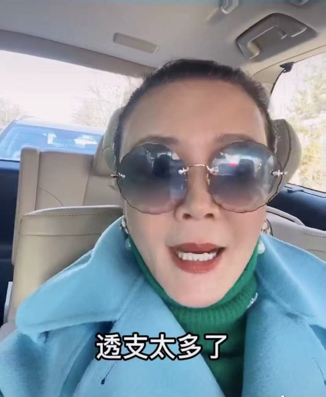 张兰现身医院患肺病!医生称其肺不如装修工人,说话无力引人担忧