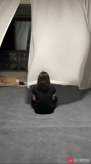 “住毛坯房女孩”走红半年，企业家把一车建材运到她家楼下