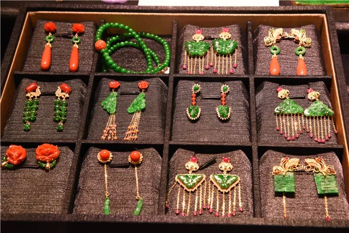 翡翠|这玉石30万一斤，价格5年涨20倍，颜色绿如春水