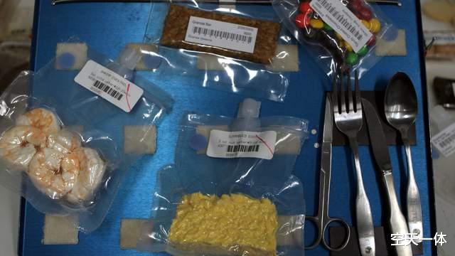 叶兰 太空中可以喝酒？航天员在国际空间站聚餐，连芥末、辣椒都吃上了