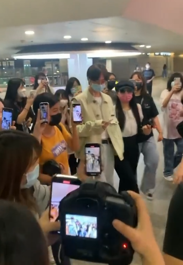 张译|伊能静和儿子现身机场被冷落，恩利出道6天收获大批粉丝追捧