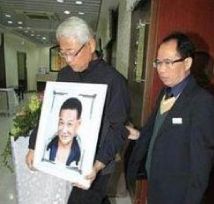 知否知否应是绿肥红瘦|2015年“恶汉”何家驹去世，3天输光全部家产，无儿无女无墓碑