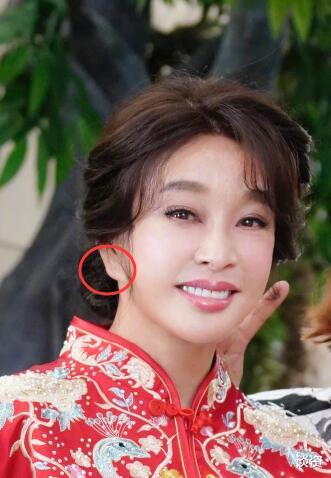 刘晓庆|65岁刘晓庆做核酸检测表情痛苦，吓得全程闭眼，坐姿佝偻像个老太太