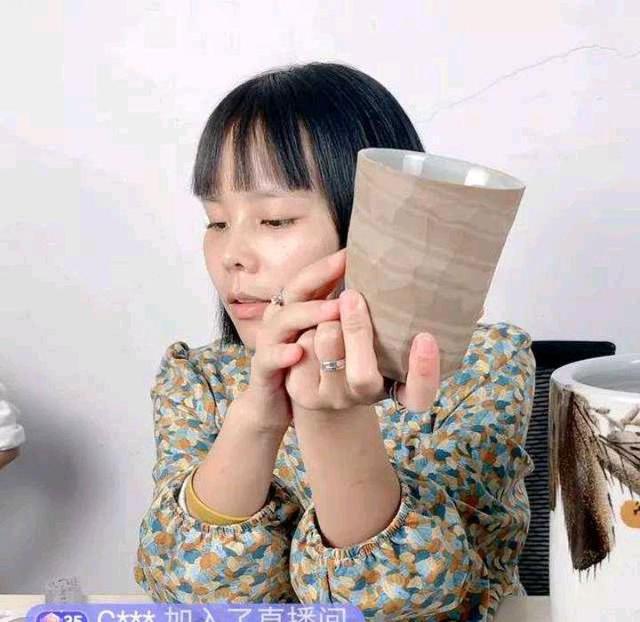 打call|田静直播从早忙到晚，许妈姚爸为其打CALL：浓妆出镜却遮不住疲惫