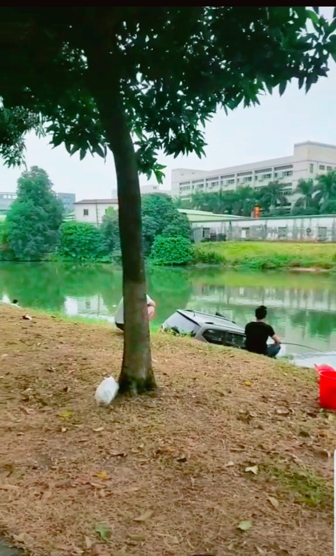 |路上遇见奇葩哥们醉车钓鱼