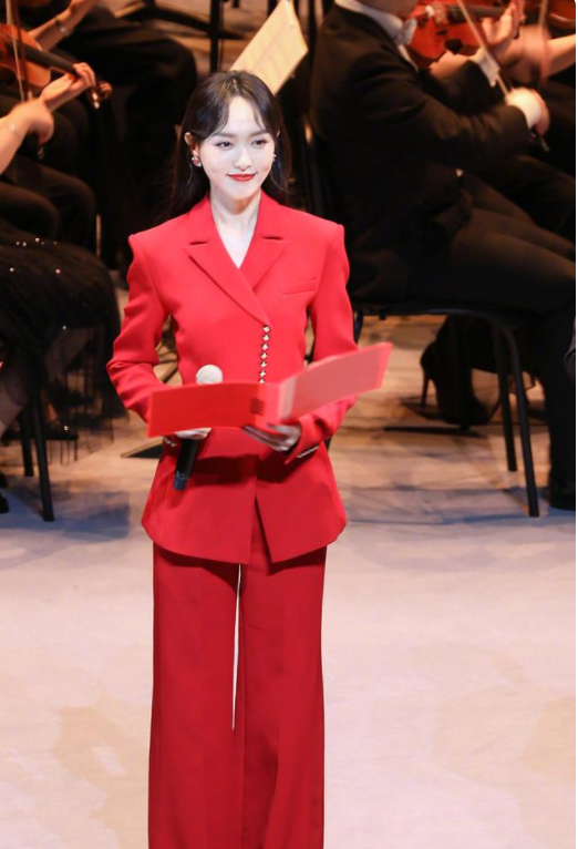 潮帮先生|唐嫣挑战“央视风”穿搭,一身正红西装优雅端庄,连气质都升华了