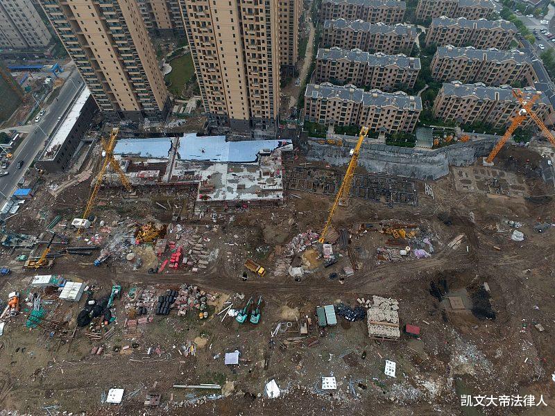 凱文大帝法律人 建筑工人在工地上突發(fā)疾病猝死，作為包工頭的雇主是否應當承擔責任？