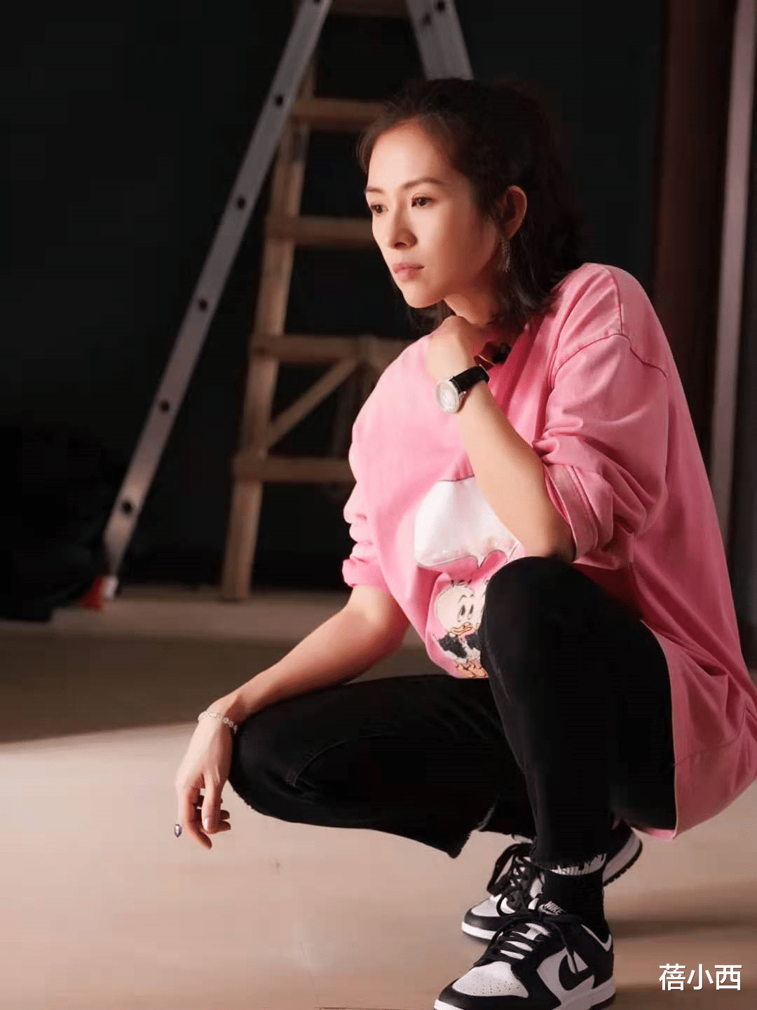 蓓小西 章子怡越老越敢穿，连衣裙深V领直接开到腹部，却又不失优雅高贵