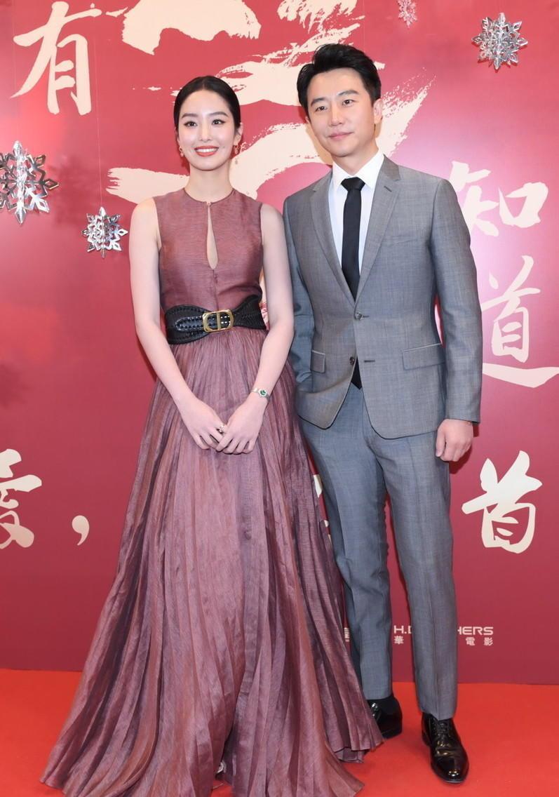 杨采钰|被杨采钰惊艳到了，穿“水滴裙”配中分马尾，高级大气又有女人味